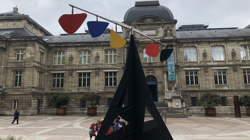 LE CALDER S'INSTALLE SUR L'ESPLANADE MARCEL DUCHAMP